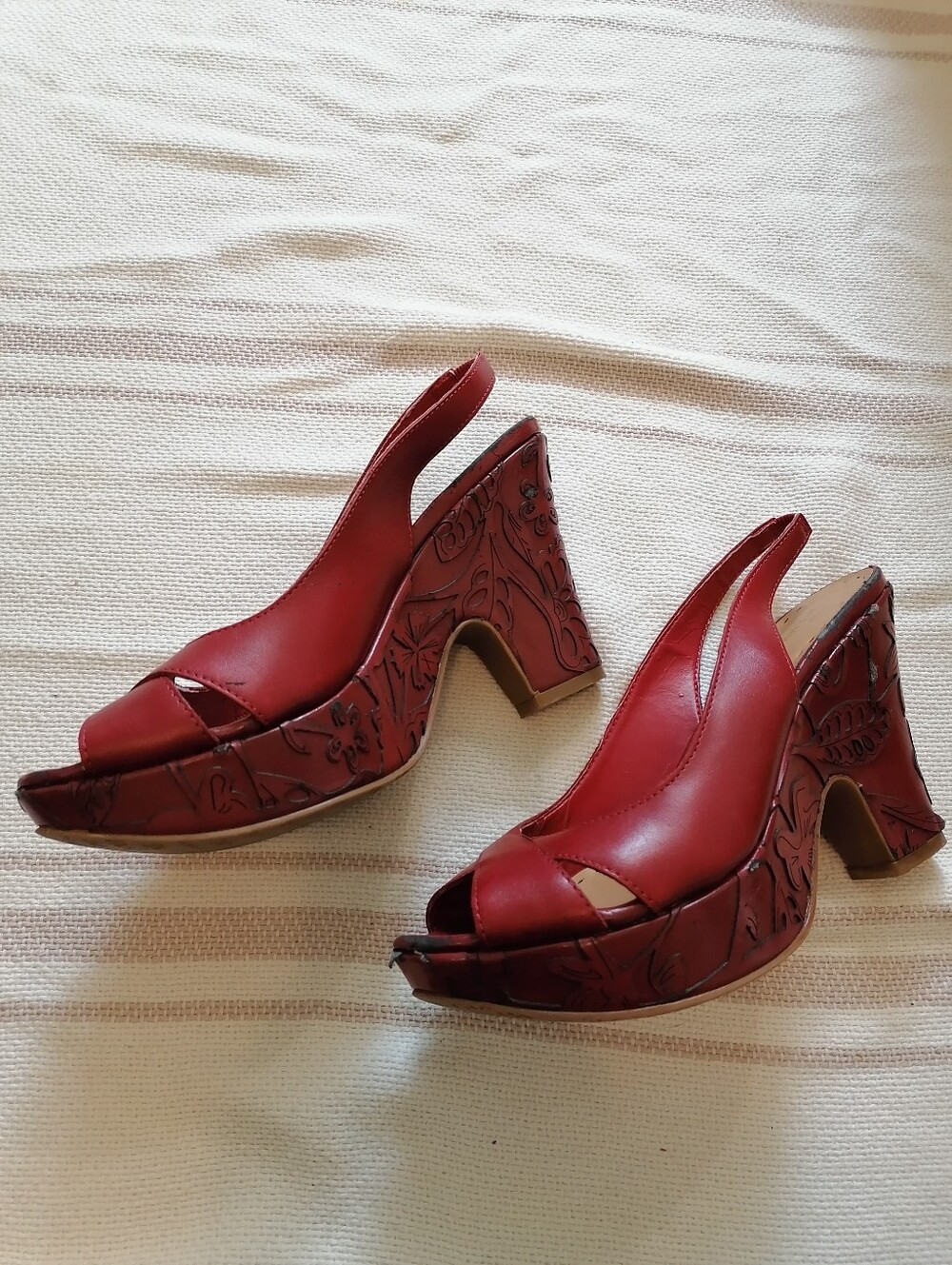 Red floral leather slingback platform heels 7.5